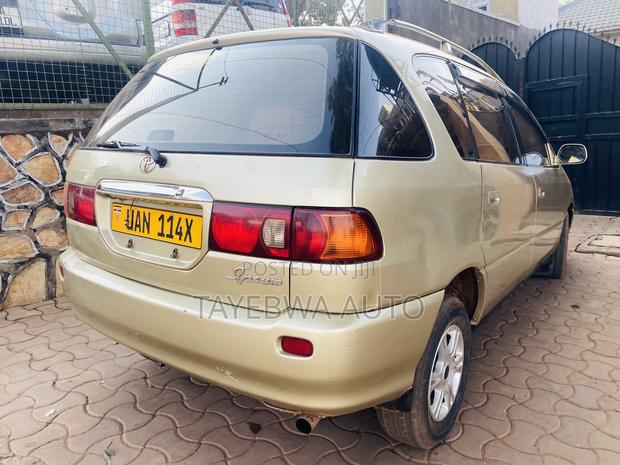 Toyota Ipsum 2001 Gold