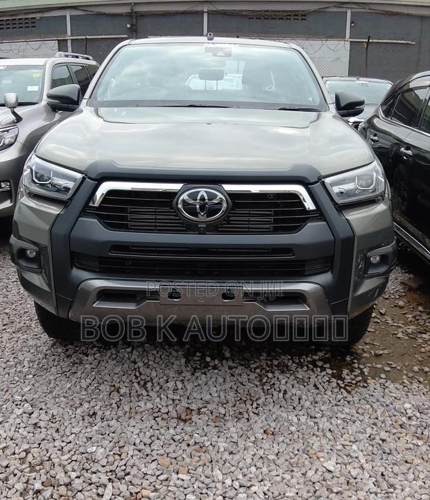 New Toyota Hilux 2025 Gray