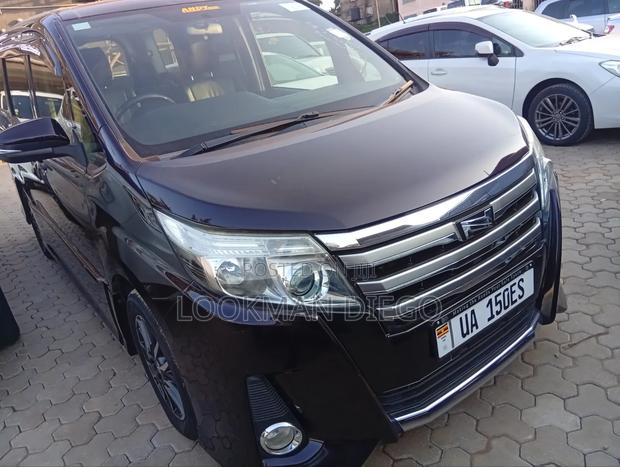 Toyota Noah 2.0 AWD (8 Seater) 2014 Maroon