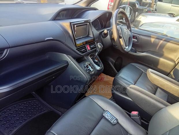 Toyota Noah 2.0 AWD (8 Seater) 2014 Maroon