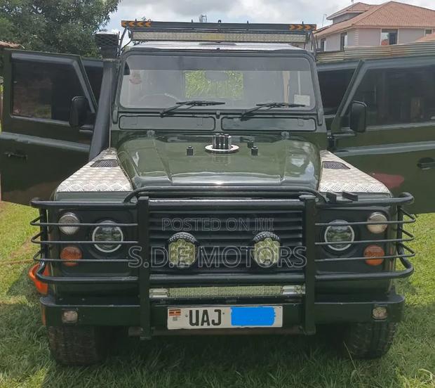 Land Rover Defender 2000 Green