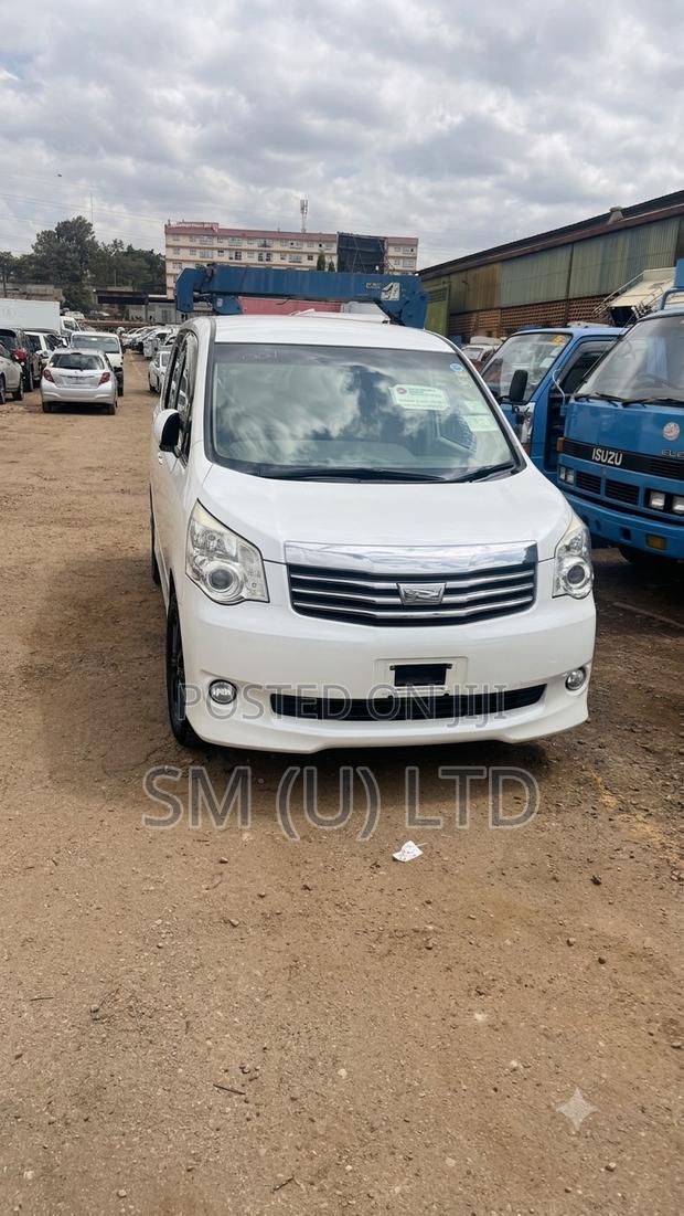 Toyota Noah 2013 White