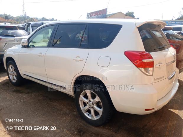 Toyota Vanguard 2012 White