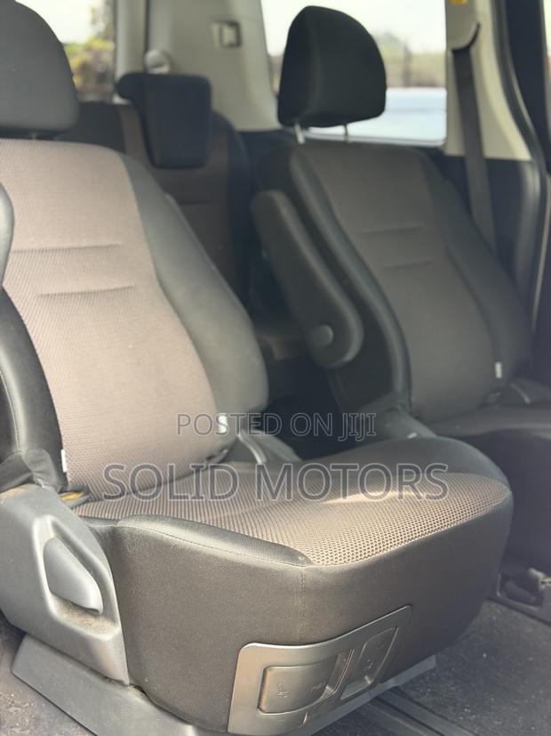 Toyota Noah 2.0 143hp AWD (8 Seater) 2012 White