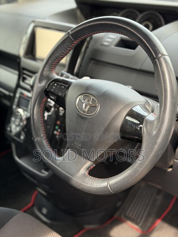 Toyota Noah 2.0 143hp AWD (8 Seater) 2012 White
