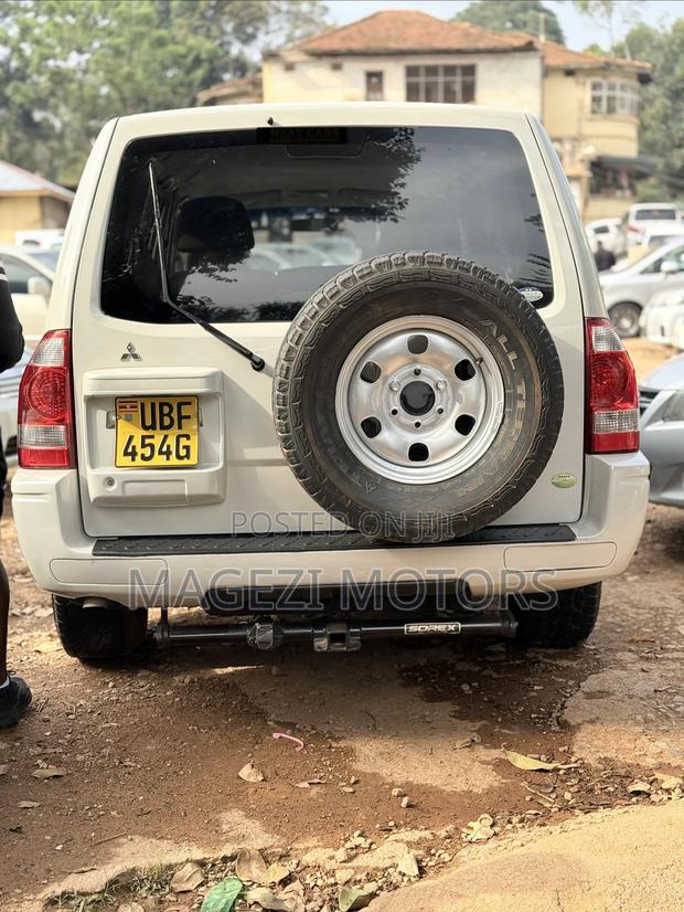 Mitsubishi Pajero 2005 White