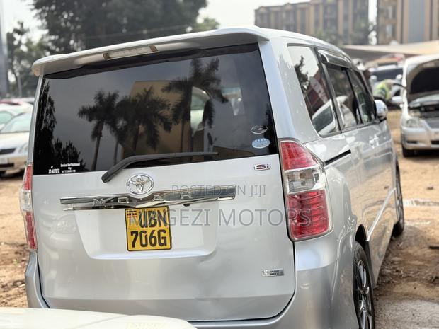 Toyota Noah 2009 Silver