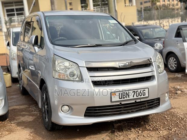 Toyota Noah 2009 Silver