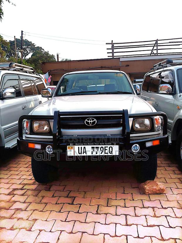 Toyota Hilux 1998 White