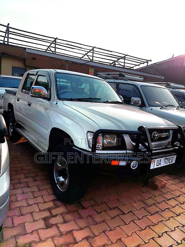 Toyota Hilux 1998 White