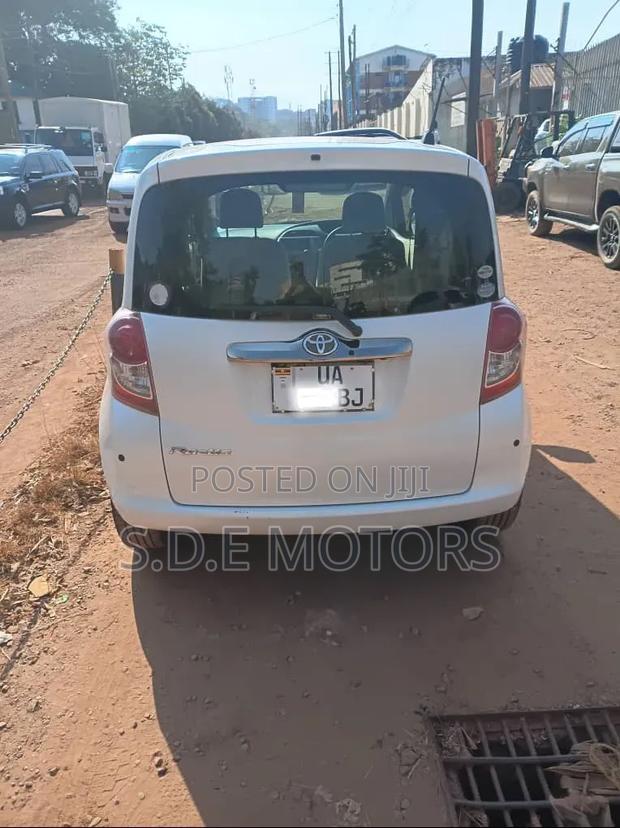 Toyota Ractis 1.3 FWD 2011 White