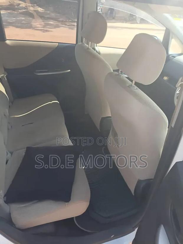 Toyota Ractis 1.3 FWD 2011 White