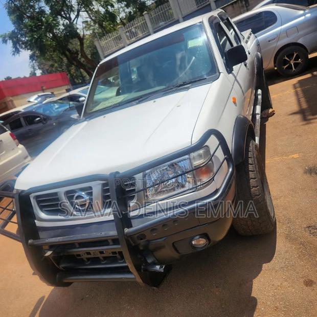 Nissan Hardbody 2010 White