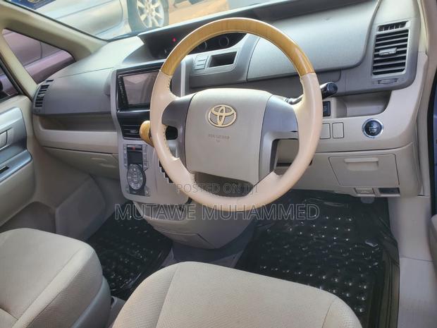 Toyota Noah 2010 Blue