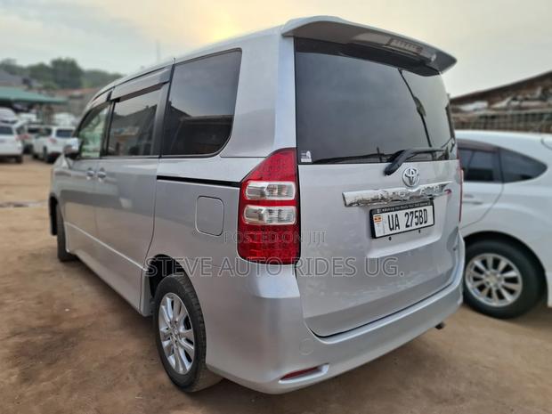 Toyota Noah 2012 Silver