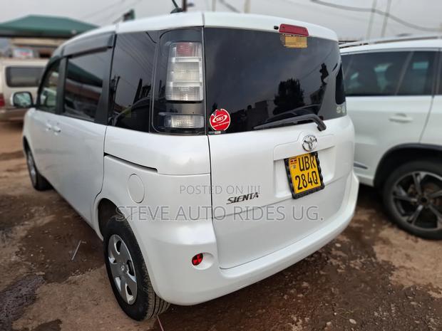 Toyota Sienta 2011 White