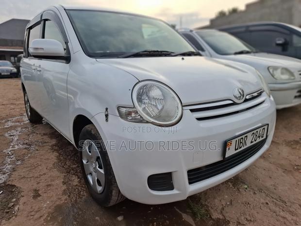 Toyota Sienta 2011 White