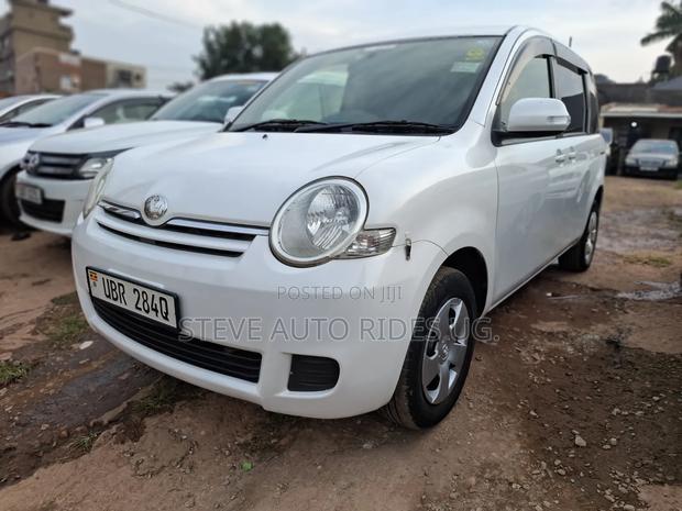 Toyota Sienta 2011 White