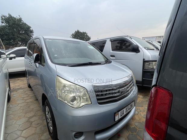 Toyota Noah 2012 Silver