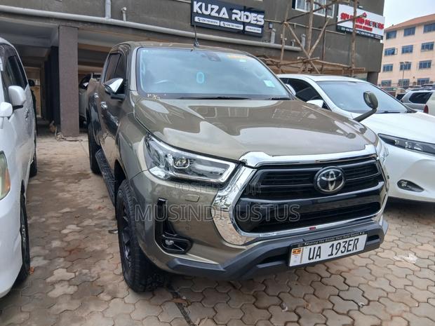 Toyota Hilux 2021 Green