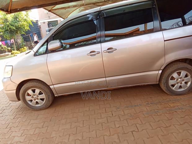 Toyota Noah 2002 Pink
