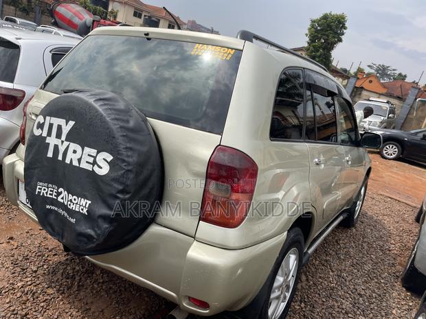 Toyota RAV4 2004 Gold