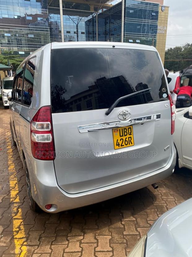 Toyota Noah 2010 Silver