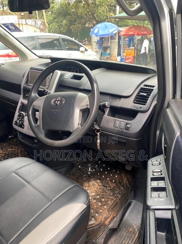 Toyota Noah 2010 Silver