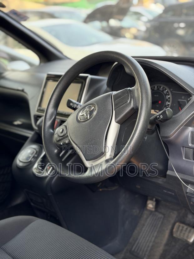 Toyota Noah 2.0 AWD (7 Seater) 2014 Gray