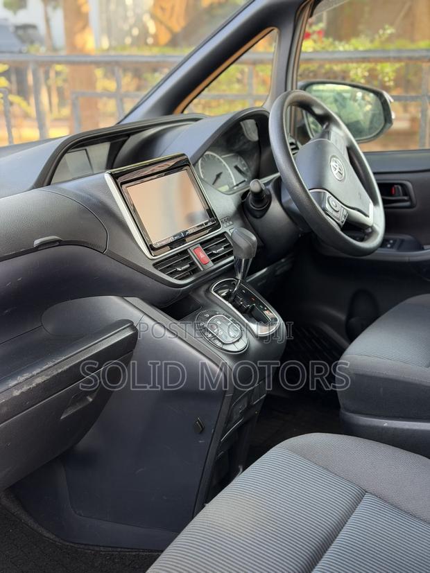 Toyota Noah 2.0 AWD (7 Seater) 2014 Gray