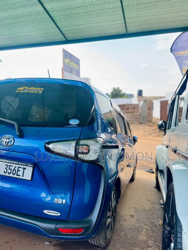 Toyota Sienta 2017 Blue
