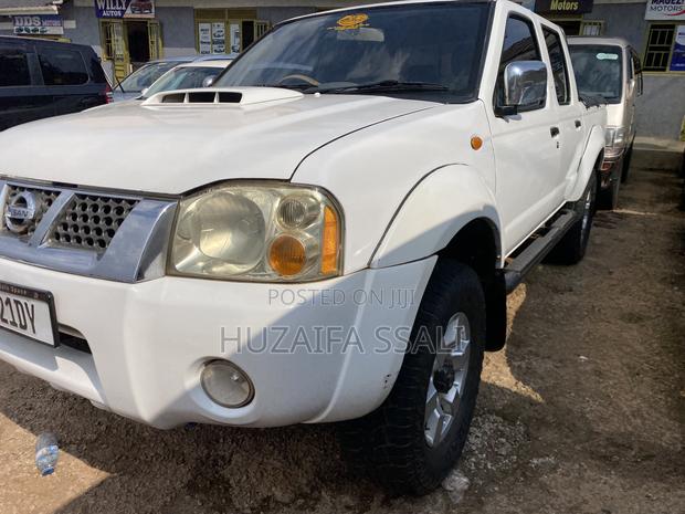 Nissan Hardbody 2010 White