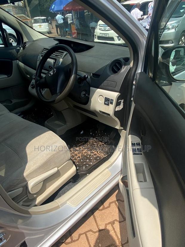 Toyota Passo Sette 1.5 FWD 2009 Silver