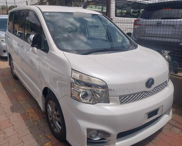 Toyota Voxy V 4WD 8-Seater 2013 White