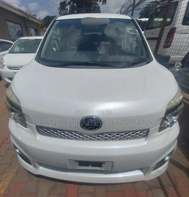 Toyota Voxy V 4WD 8-Seater 2013 White