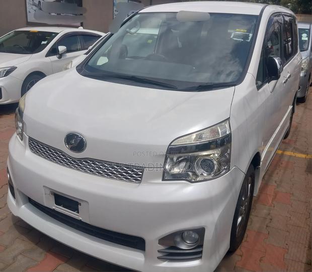 Toyota Voxy V 4WD 8-Seater 2013 White