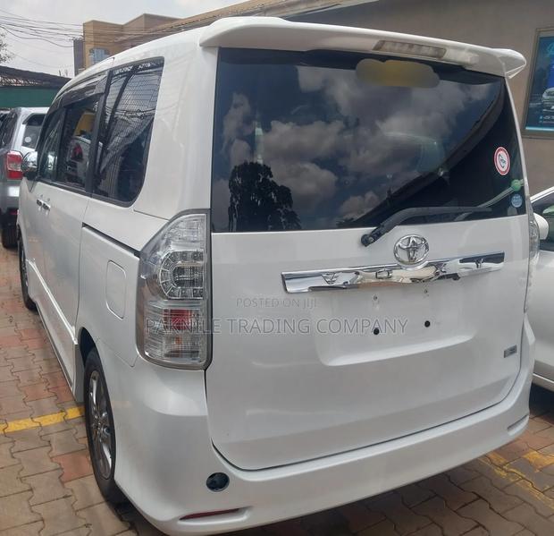 Toyota Voxy V 4WD 8-Seater 2013 White