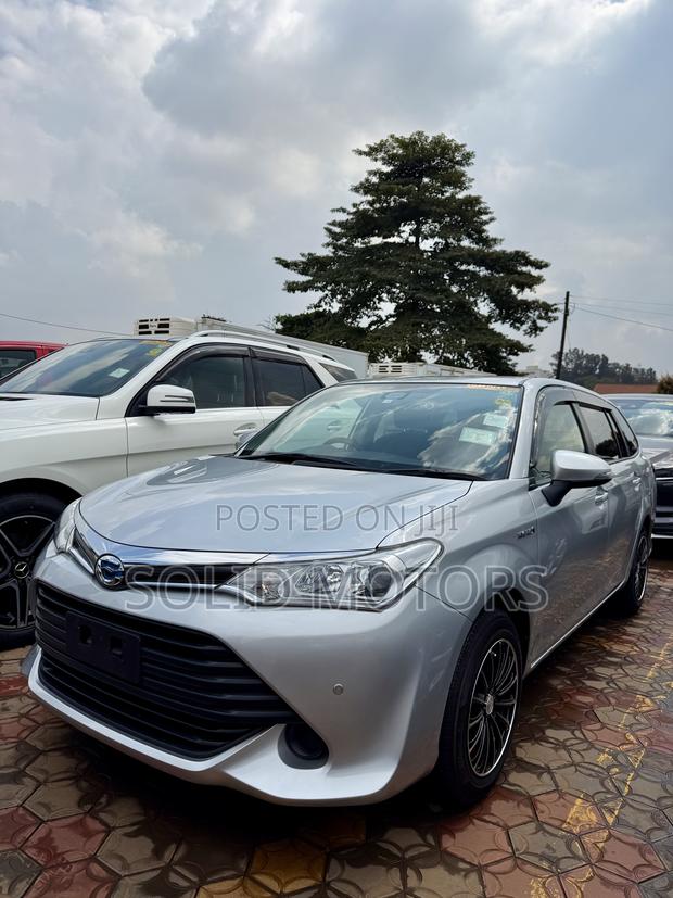 Toyota Corolla Fielder 1.5 Hybrid FWD 2016 Silver