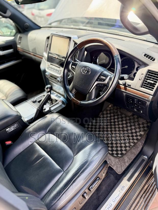 Toyota Land Cruiser 4.6 V8 ZX 2018 Gray