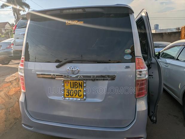 Toyota Noah 2009 Teal