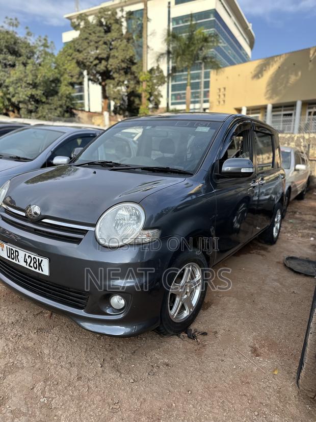 Toyota Sienta 2010 Gray