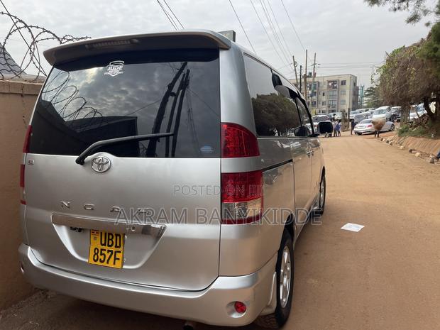 Toyota Noah 2003 Silver