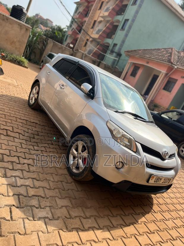 Toyota IST 2010 Silver