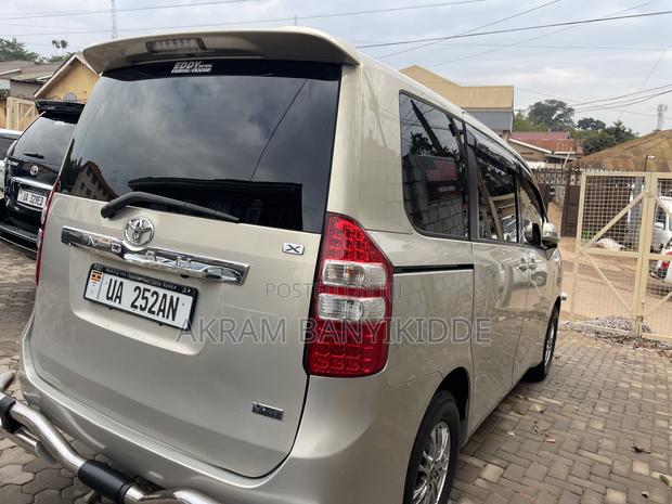 Toyota Noah 2013 Gold
