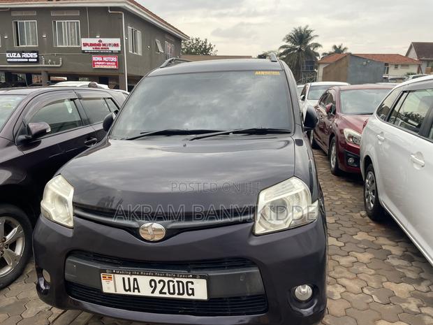 Toyota Sienta 2011 Black