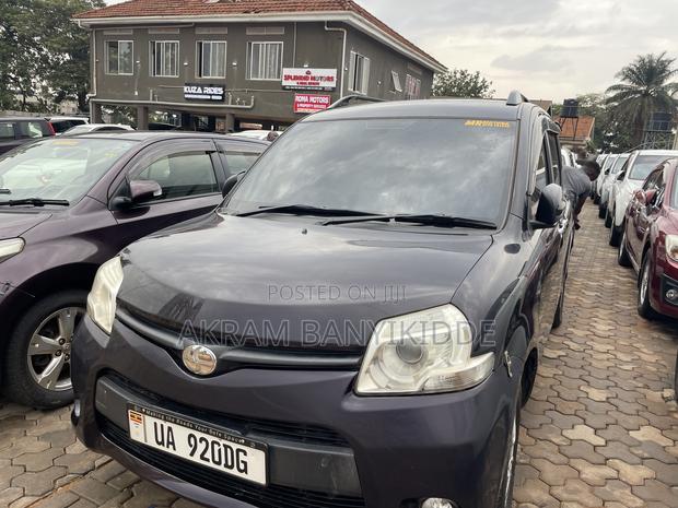 Toyota Sienta 2011 Black