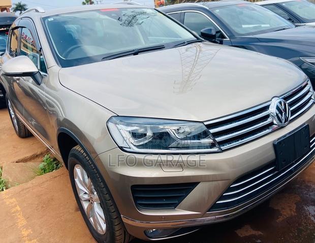 Volkswagen Touareg V6 Executive 4dr SUV AWD (3.6L 6cyl 8A) 2014 Gold