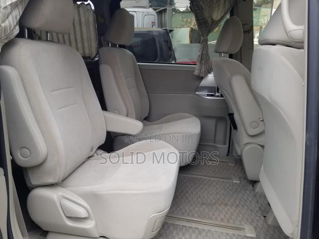 Toyota Noah 2.0 143hp AWD (7 Seater) 2013 Gray