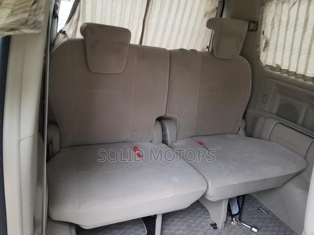 Toyota Noah 2.0 143hp AWD (7 Seater) 2013 Gray