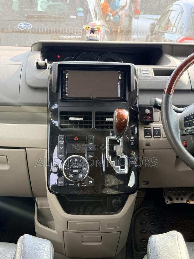 Toyota Noah 2.0 158hp FWD (7 Seater) 2013 Gray